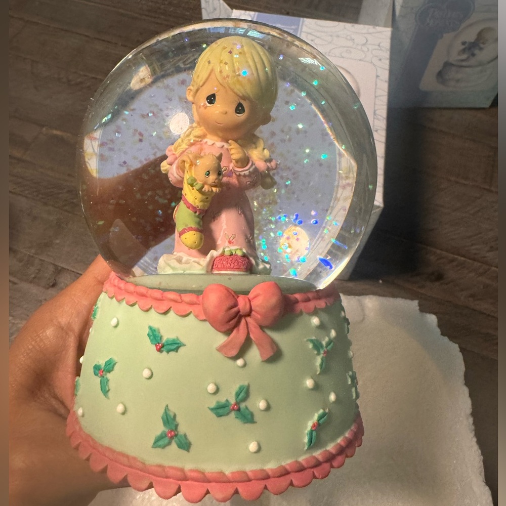 Precious Moments Snow Globe (711002). Girl with stocking.